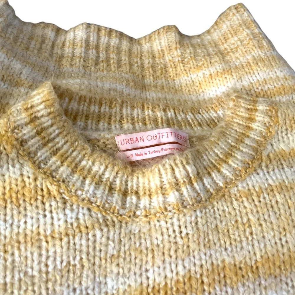 URBAN OUTFITTERS Cozy Cropped Bubble Sleeve Oversized Sweater sz L - Picture 3 of 8